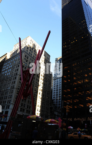 Blauer Himmel Sonne Schatten Porträt Wolkenkratzer, Balken rot "Joie De Vivre" Skulptur, Zuccoti Park, Cedar Street am Broadway, New York Stockfoto