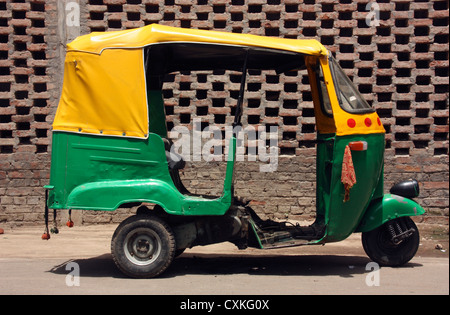 Dreirad-Rikscha-Taxi. Varanasi, Indien Stockfoto