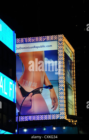 Neon elektrische Lichter Nachtporträt Dominikanische Republik Urlaub Werbetafel, Ecke 7th Avenue und West 50th Street, New York Stockfoto