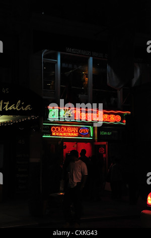 Nacht Neon Porträt Silhouetten Männer stehen öffnen Tor El Tequilazo kolumbianischen Mexican Restaurant, West 46th Street, New York Stockfoto