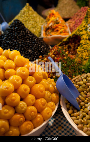 Darstellung der typischen marokkanischen Köstlichkeiten im Markt, Essaouira, Marokko Stockfoto