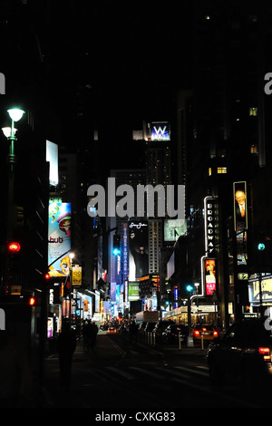 Nacht Neon Verkehr, Menschen, Theater, Broadway at West 54th Street, in Richtung Times Square in New York anzeigen Stockfoto