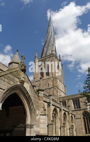 Die Pfarrkirche in Chesterfield England, auch bekannt als der schiefe Turm Stockfoto