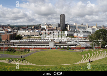 Sheffield City Centre Skyline England, Amphitheater hinter dem Bahnhof, Schamplatz mit Panoramablick auf die Stadtlandschaft Stockfoto