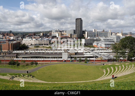 Sheffield City Centre Skyline England UK, Amphitheater hinter dem Bahnhof, öffentlicher Raum Panoramablick auf die Stadtlandschaft britische Stadt Stockfoto