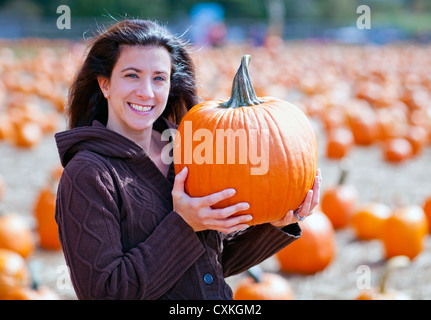 Frau im Kürbisbeet Auswahl einen Kürbis Stockfoto