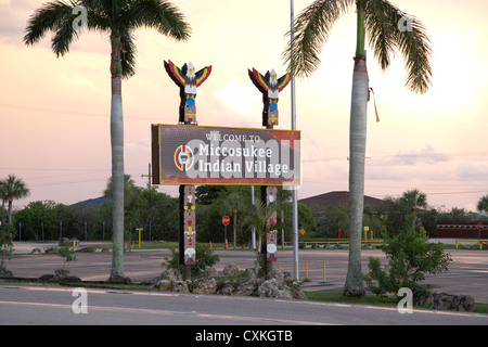 Eingang zum Miccosukee Indianer-Dorf auf dem Tamiami trail Florida Everglades usa Stockfoto