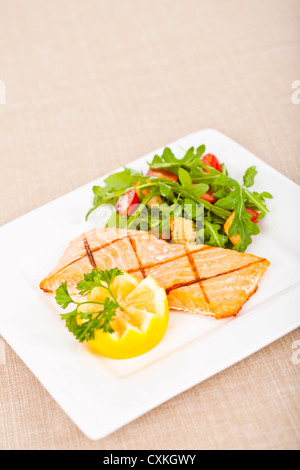 Frisch gekochte Lachsfilet mit Rucola-Salat Stockfoto