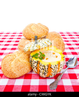 Frische Muschel und Chicken Chowder in einen Kürbis Schüssel Stockfoto