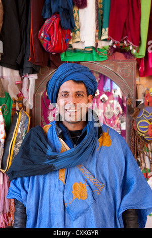 Young-Berber vor seinem Geschäft, Essaouira, Marokko Stockfoto