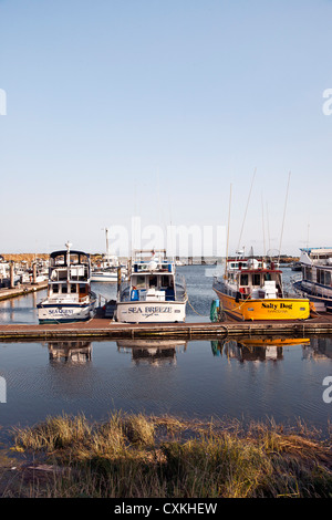 Hafen von Ilwaco am südlichen Ende von Long Beach Halbinsel im Abendlicht mit Ankern Angeln & Charter Boote Washington State Stockfoto
