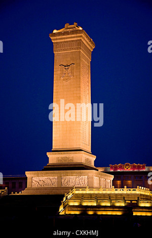 China, Peking, Platz des himmlischen Friedens, das Denkmal für die Helden des Volkes, die nachts beleuchtet sind. Stockfoto