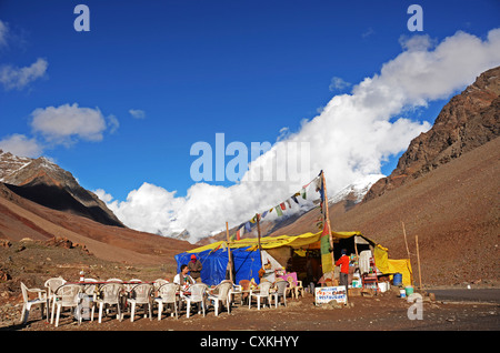 Indien, Ladakh, malerische Landschaft mit off Road Bar im Himalaya Stockfoto