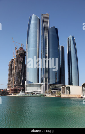 Wolkenkratzer in Abu Dhabi, Vereinigte Arabische Emirate Stockfoto