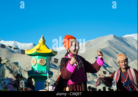 Indien, Ladakh, Leh, tibetischen Zeremonie in Shanti Stupa mit tibetischen Mönchen und tibetische traditionelle Tänze Stockfoto