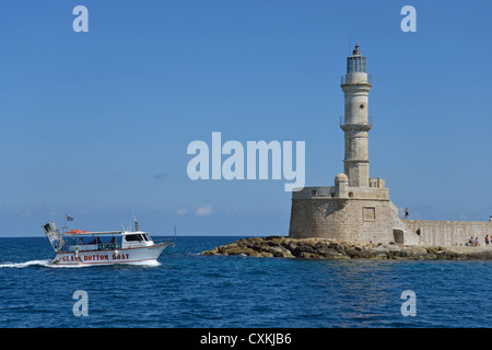 Alten Leuchtturm am Eingang zum venezianischen Hafen, Chania, Präfektur Chania, Kreta, Griechenland Stockfoto