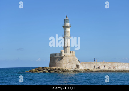 Alten Leuchtturm am Eingang zum venezianischen Hafen, Chania, Präfektur Chania, Kreta, Griechenland Stockfoto