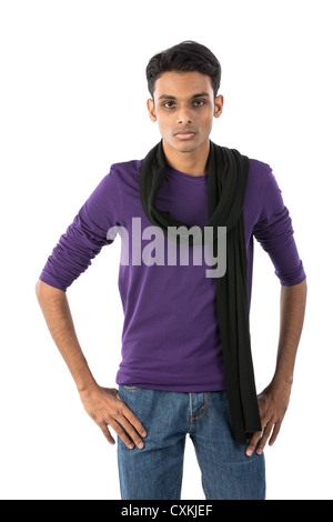 Nachdenklicher indischen Mann, Blick in die Kamera. Isoliert auf weißem Hintergrund. Stockfoto