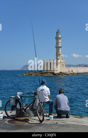 Alten Leuchtturm am Eingang zum venezianischen Hafen, Chania, Präfektur Chania, Kreta, Griechenland Stockfoto