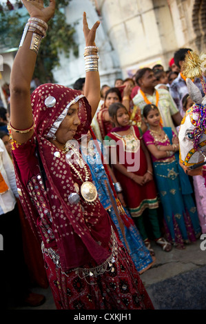 Hölzerne Götzen Shiva und Gauri sind während die Gangaur Festival eingerichtet. Gangaur Ghat in Udaipur, Rajasthan, Indien Stockfoto