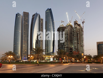 Wolkenkratzer in Abu Dhabi in der Abenddämmerung, Vereinigte Arabische Emirate Stockfoto