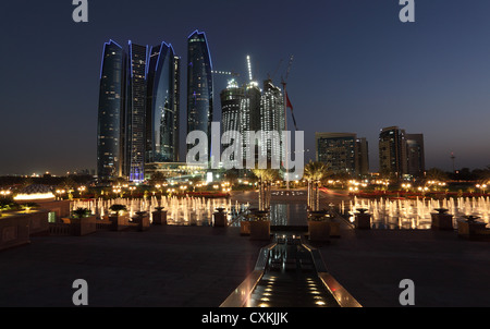 Wolkenkratzer in Abu Dhabi in der Abenddämmerung, Vereinigte Arabische Emirate Stockfoto