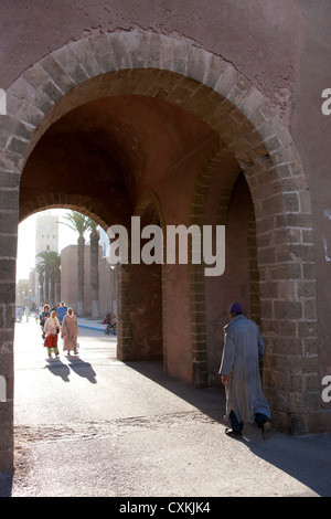 Menschen zu Fuß durch Bogen in Essaouira, Marokko Stockfoto