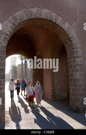 Menschen zu Fuß durch Bogen in Essaouira, Marokko Stockfoto