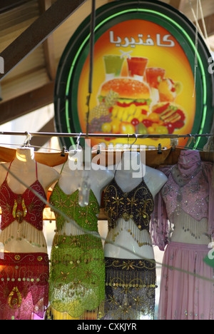 Textil-Souk in Bastakiya Viertel, Dubai, Vereinigte Arabische Emirate, Vereinigte Arabische Emirate, South East Persischen Golf, Arabien, Asien. Stockfoto