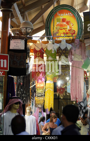 Textil-Souk in Bastakiya Viertel, Dubai, Vereinigte Arabische Emirate, Vereinigte Arabische Emirate, South East Persischen Golf, Arabien, Asien. Stockfoto