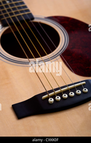 Eine 6-saitige akustische Gitarre-Hintergrund mit Fokus auf der Brücke mit Textfreiraum Stockfoto