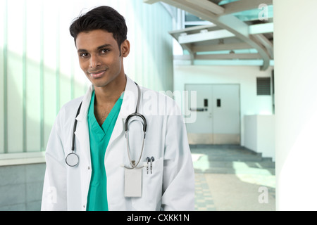 Junge männliche indische Arzt trägt einen weißen Kittel und Stethoskop. Stockfoto