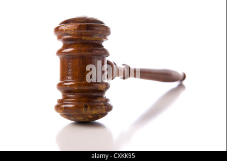 Ein Richter aus Holz Hammer auf weißem Hintergrund Stockfoto