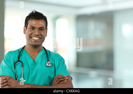 Männlichen indischen Arzt tragen grün Scrubs im modernen Krankenhaus. Stockfoto