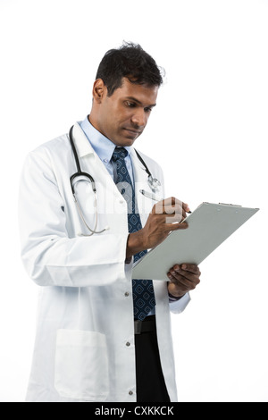 Indischer Arzt für Allgemeinmedizin oder GP. Isoliert auf weißem Hintergrund. Stockfoto