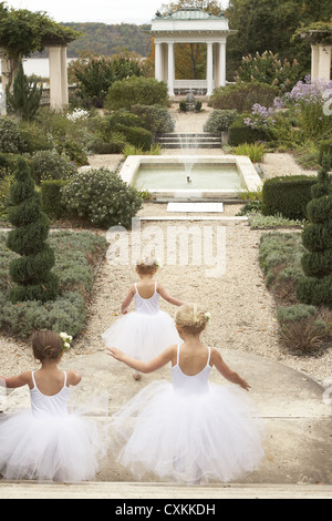 Mädchen in Ballett Kostüme durch Garten Stockfoto
