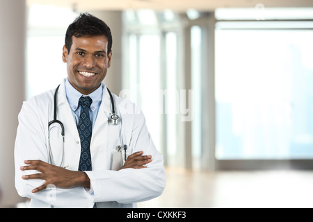 Porträt einer jungen indischen Arzt. Stockfoto