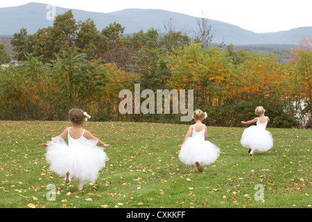 Mädchen im Ballett Kostüme in einem Feld laufen Stockfoto
