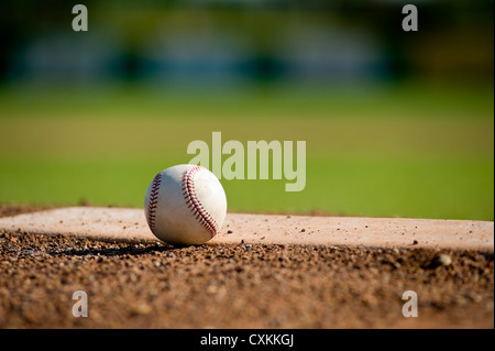 Ein weißes Leder Baseball liegen oben auf der Pitcher Hügel auf einem Baseballfeld mit Textfreiraum Stockfoto