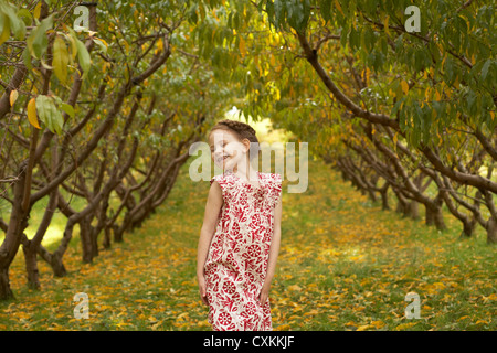 Mädchen spielen am Peach orchard Stockfoto