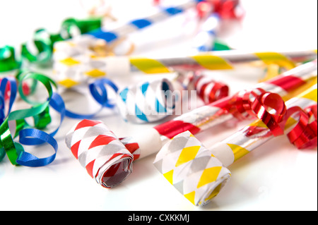 Eine Gruppe von Partei Elemente, Krachmacher und -Bänder, auf einem weißen Hintergrund, Silvester-Thema Stockfoto