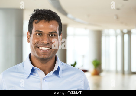 Glücklich indischen Geschäftsmann im Büro. Stockfoto