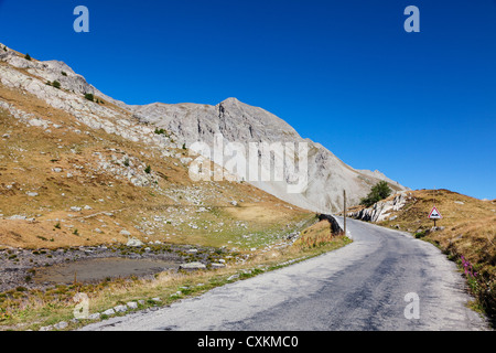 Bild der Straße zum Col De La Cayolle (2326 m) befindet sich in den südlichen französischen Alpen im Departement Alpes-de-Haute-Provence. Stockfoto