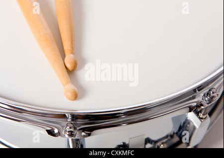 Eine neue silberne Snare Drum mit Stöcken auf weißem Hintergrund Stockfoto