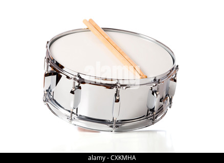 Eine neue silberne Snare Drum mit Stöcken auf weißem Hintergrund Stockfoto