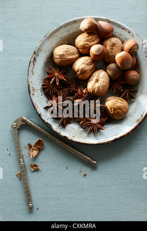 Walnüsse und Haselnüsse mit Sternanis und Nussknacker Stockfoto