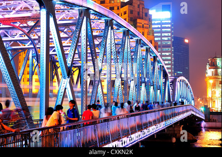 Shanghai Waibaidu Brücke in der Nacht mit buntem Licht über Fluss Stockfoto