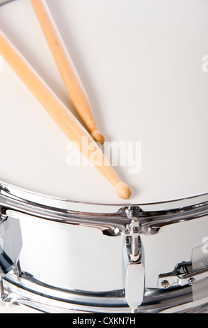 Eine neue silberne Snare Drum mit Stöcken auf weißem Hintergrund Stockfoto