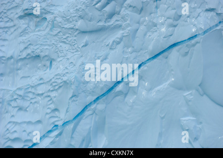 Knacken Sie im Eisberg, Rode Fjord Scoresby Sund, Grönland Stockfoto