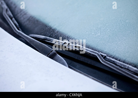 Eisige Auto im Winter, Eis auf der Windschutzscheibe und die Scheibenwischer Stockfoto